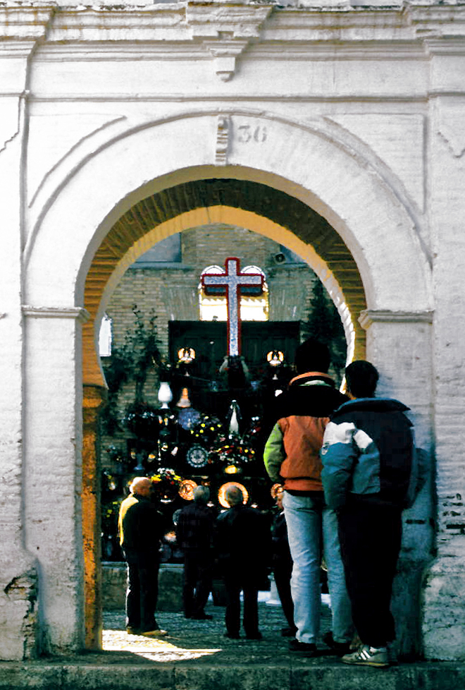 Cruz de Mayo engalanada en Granada. Fotografía de archivo.