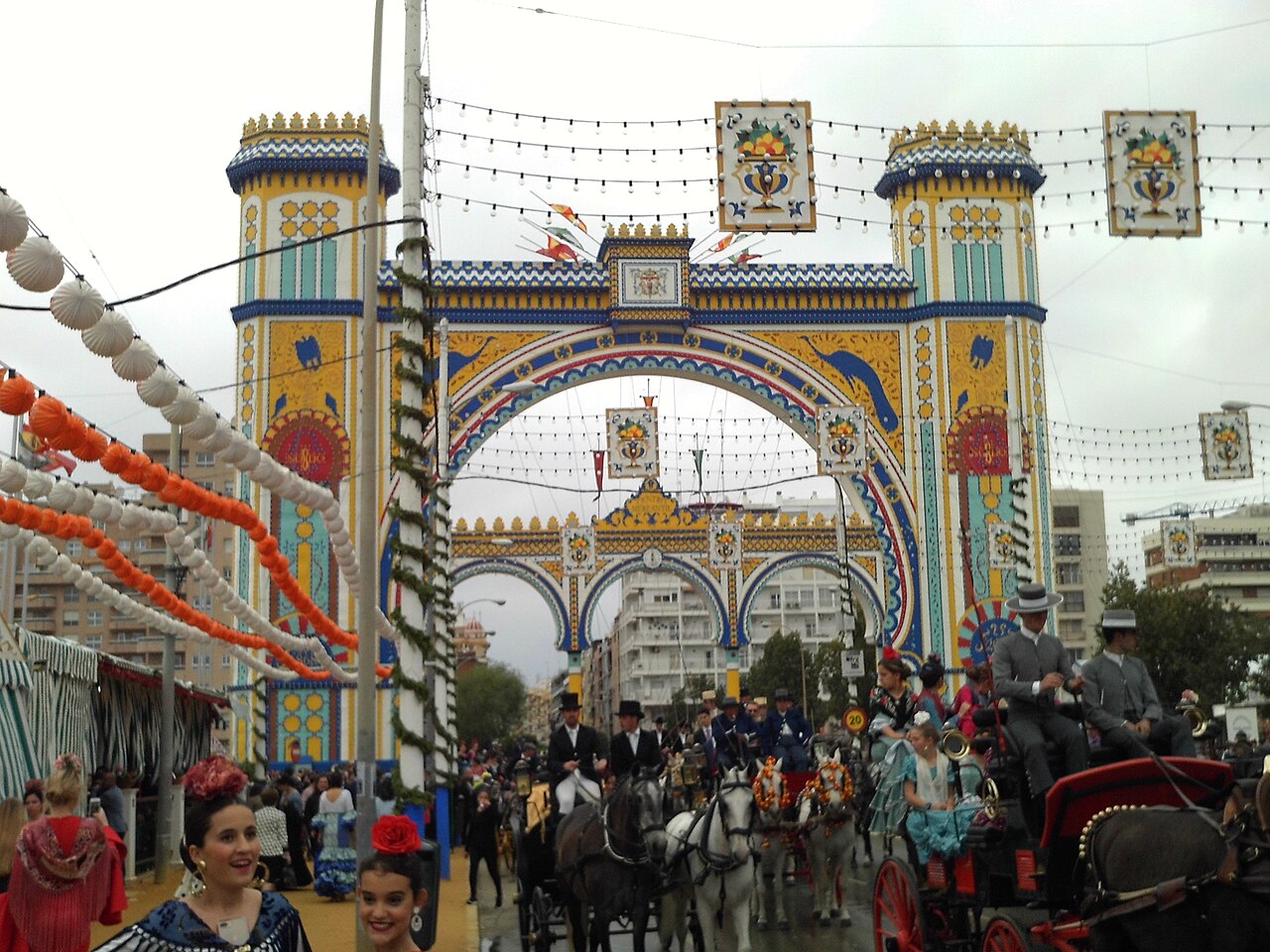 Portada y ambiente de la Feria de Abril de Sevilla, 2018. Fotografía de archivo.