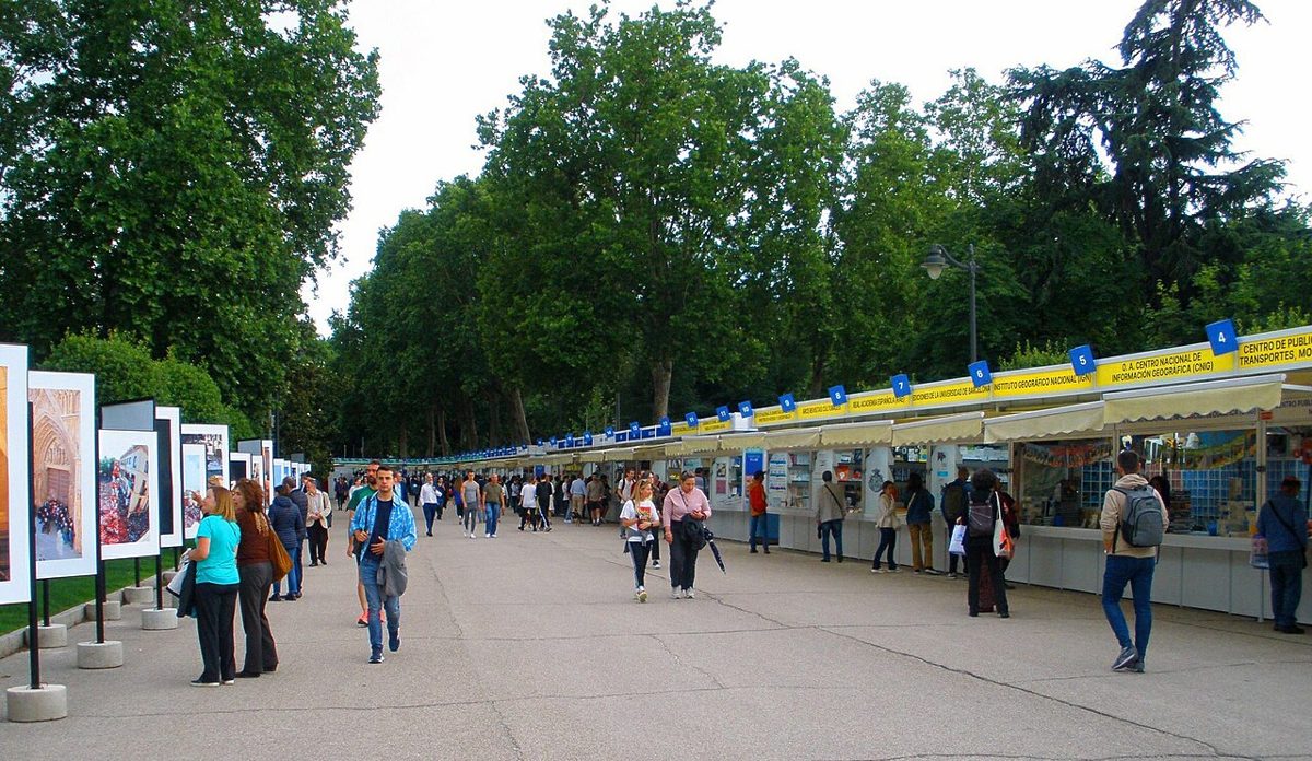 Casetas de la Feria del Libro de Madrid. Fotografía de archivo.
