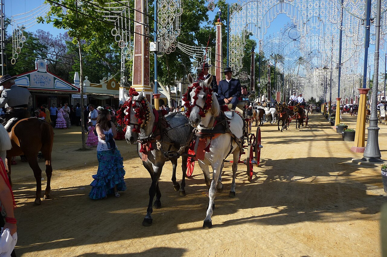 Paseo de caballos en la Feria del Caballo de Jerez. Fotografía de archivo.