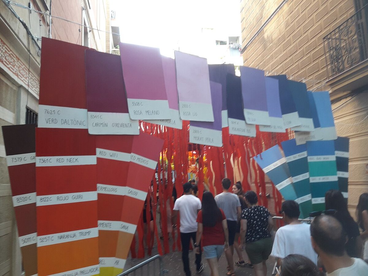 Calle engalanada de la Festa Major de Gràcia. Fotografía de archivo.