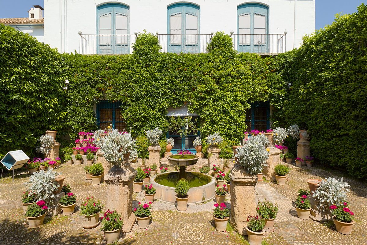 Patio cordobés engalanado. Fotografía de archivo.