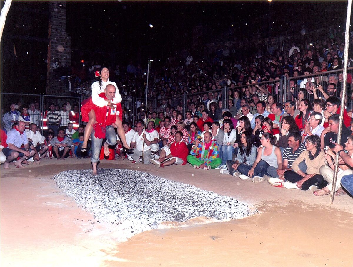 Paso sobre brasas en San Pedro Manrique. Fotografía de archivo.
