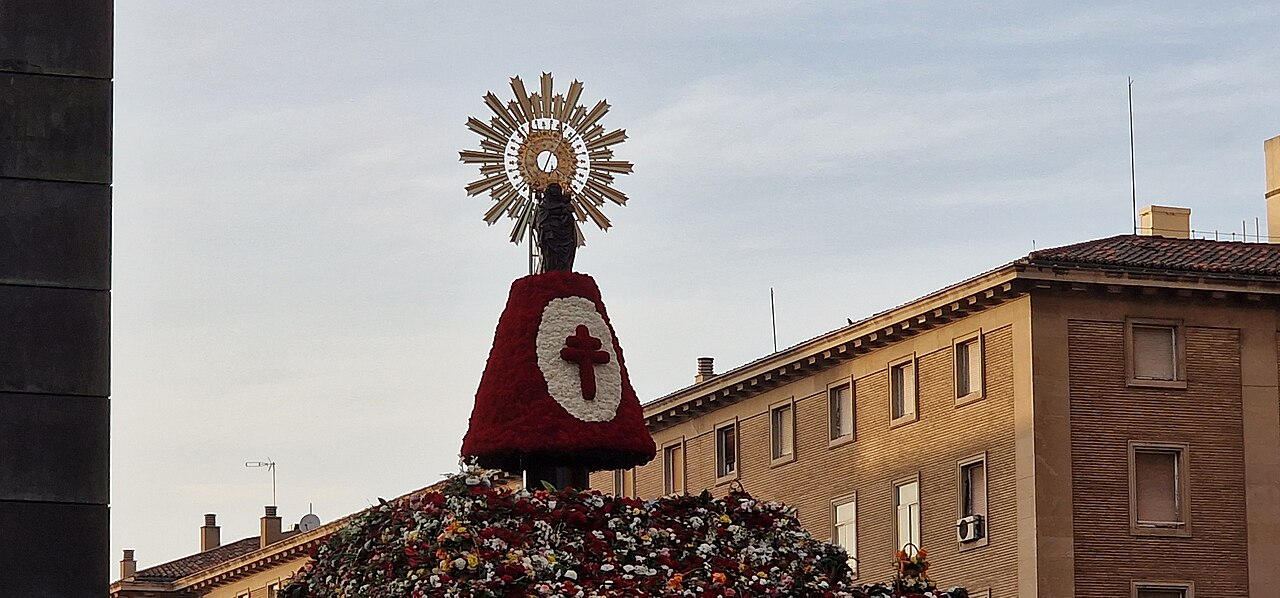 Ofrenda de Flores en la plaza del Pilar de Zaragoza, 2024. Fotografía de archivo.