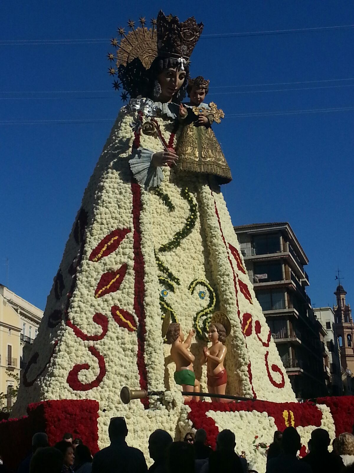 Manto floral de la Virgen de los Desamparados tras la Ofrenda de 2016. Fotografía de archivo.