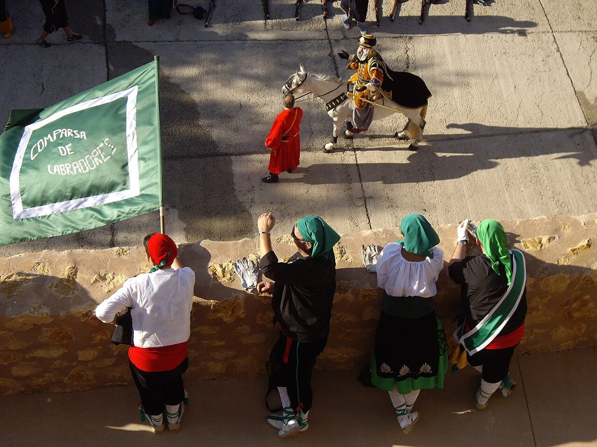 Desfile de moros y cristianos en Villena. Fotografía de archivo.