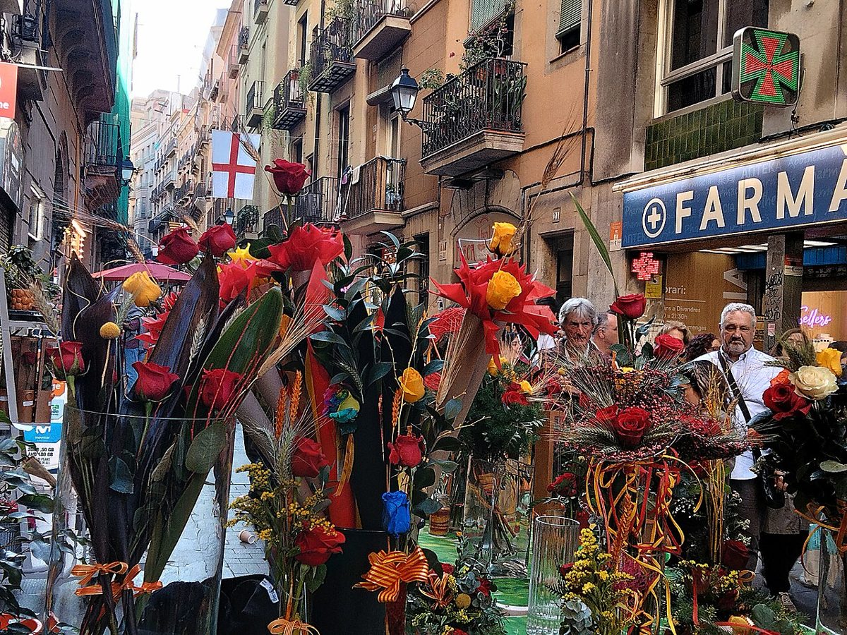Paradas de libros y rosas por Sant Jordi. Fotografía de archivo.