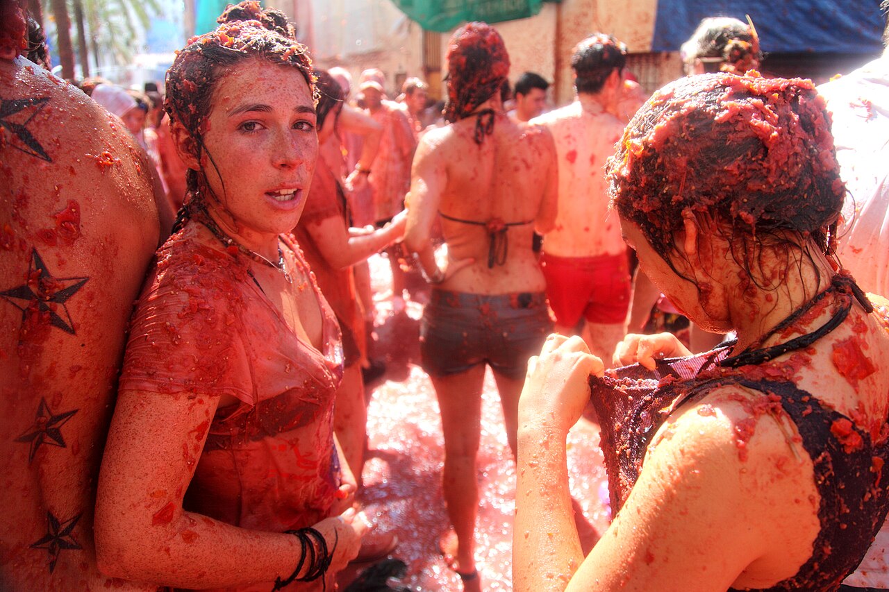 Participantes durante la Tomatina de Buñol, 2010. Fotografía de archivo.