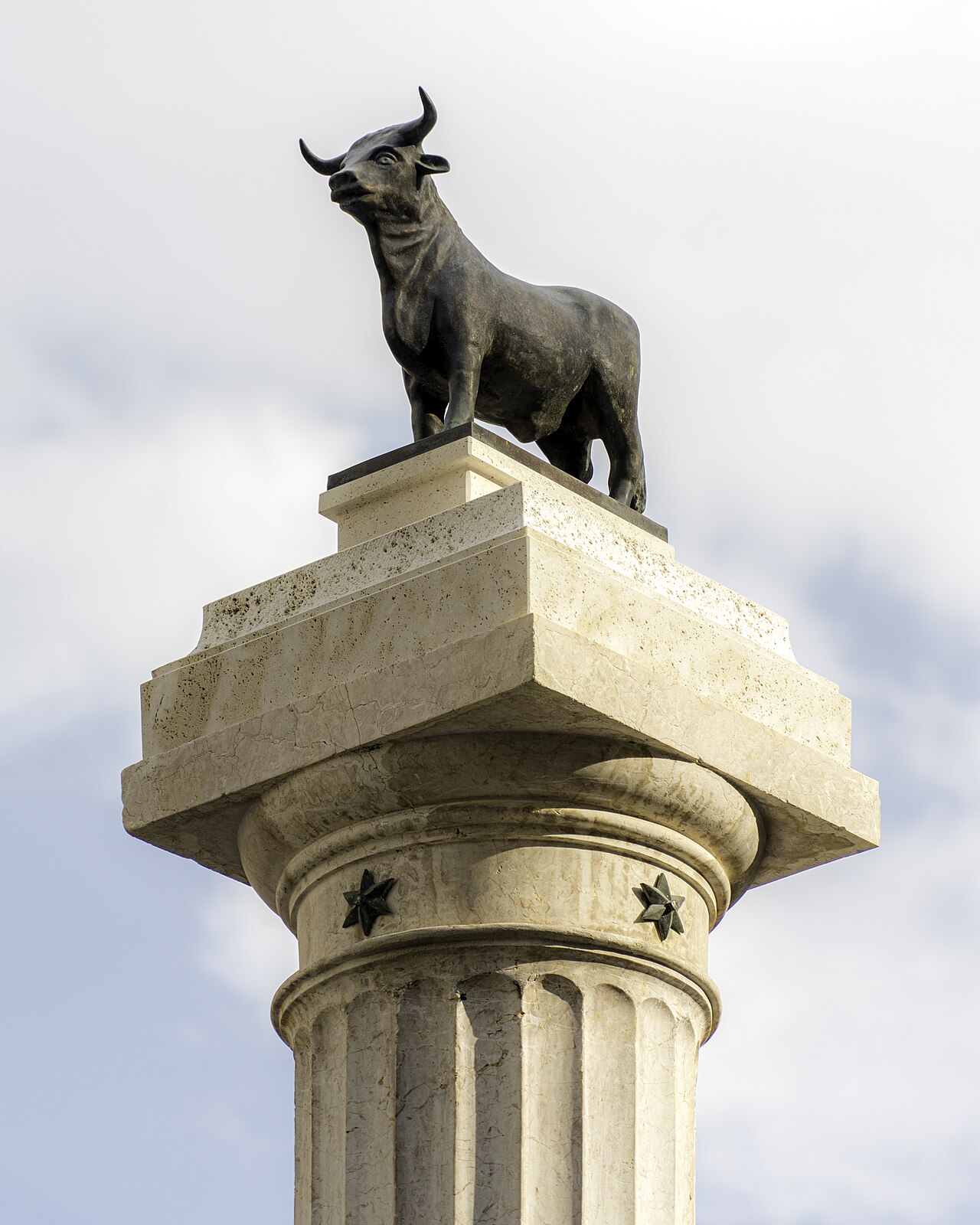 El Torico de Teruel, fotografiado en 2024. Imagen del monumento fuera del acto festivo.